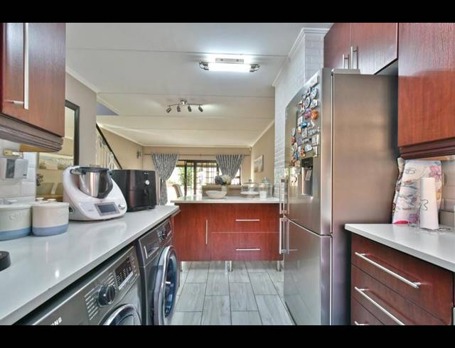 3 BEDROOM TOWNHOUSE FOR SALE IN GLENVISTA